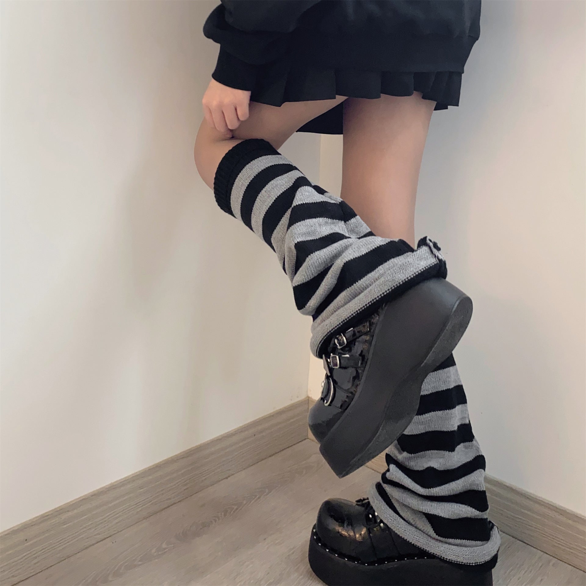 Mojoyce- Vintage Striped Leg Socks