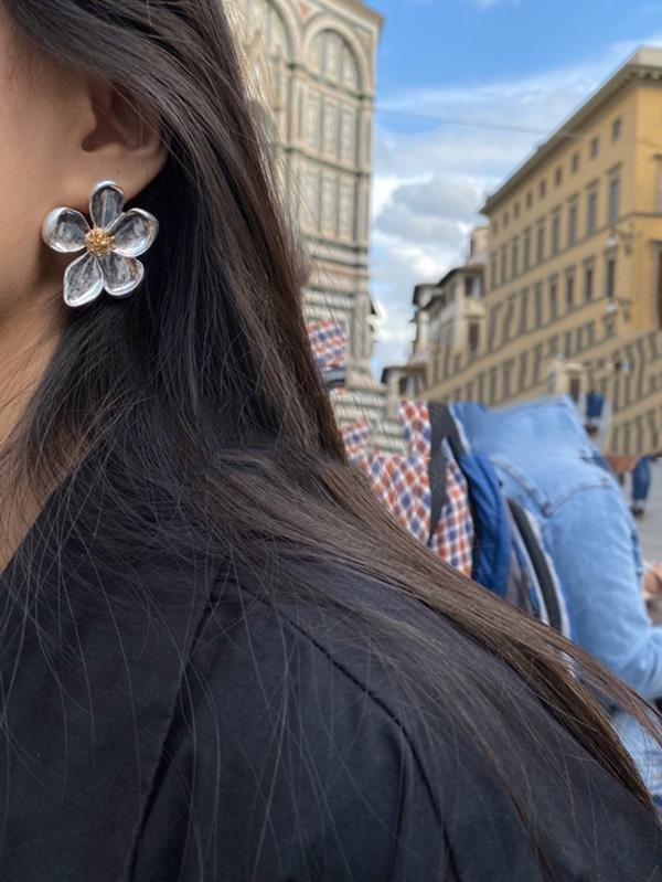 Mojoyce-Large Petal Earrings